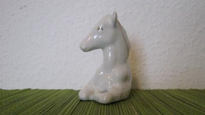 Weißporzellan Weißes liegendes Pferd mit Goldauflage Porzellan Figur Dekoration 