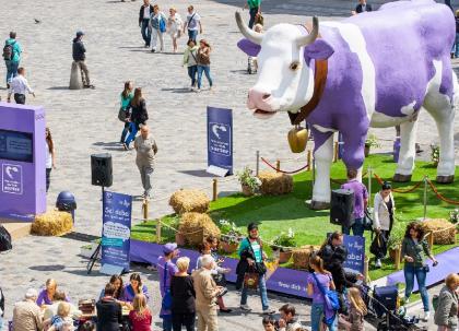 Milka Kuh animiert Essen und Umgebung zum großen Straßenmalerei-Happening