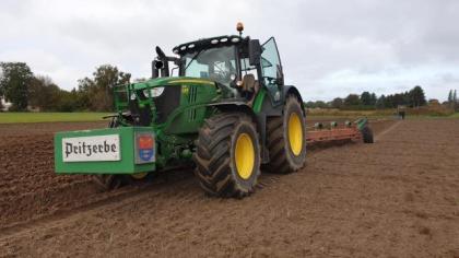 In Havelsee können Sie mit einem modernen Traktor auf dem Feld arbeiten!
