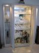 Schrank, mit zwei Glasvitrinen und Innenspiegel, weiss