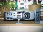 Biete Beamer mit leinwand von NEC