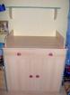 Kinderzimmer-Schrank-Gitterbett-Wickelkomode-Regal