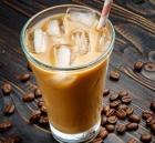 Eine leckere Erfrischung - Kaffee oder Mokka als Dessert, liebe Damen? 