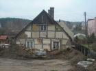 Holzbalken, Bretten und Ziegel aus dem Fachwerkhaus
