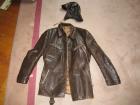Motorradlederjacke mit Ledermütze und Gürtel
