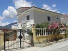 Traumvilla in ruhiger Lage mit Pool und Panoramablick auf das Meer und die Berge