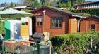 Campingwagen mit angebauten Blockhaus