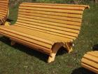 Moderne Holzgartenbank für draußen