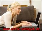 Heimarbeit am PC, Online-Job im Home office, Bürotätigkeit als Heimarbeit.