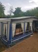 Wohnwagen mit Überdach und Vorzelt auf Campingplatz in Wintrich an der Mosel