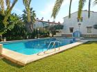 Haus auf 2 Etagen mit privater Terrasse, Balkon und Gemeinschaftspool & Garten.