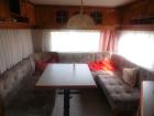 Schöner-campingplatz-mit-wohnwagen-direkt-am-wald