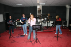 Musikunterricht in einem Tonstudio.Schaut ein