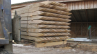 Holzpfähle und Zaunbaumaterial
