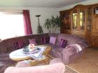 Brombeerfarbiges Rundsofa mit Sessel und Hocker