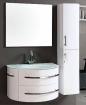 Weißer Badezimmerschrank und Hochschrank