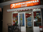 Kleiner, gut ausgestatter Supermarkt in Madryn, Argentinien Vollexistenz